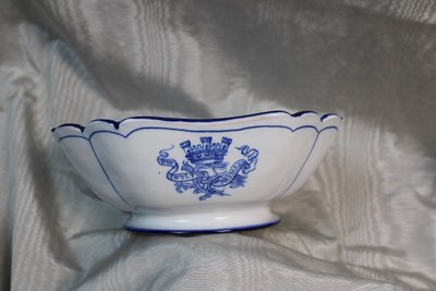 Coupe en faïence de Saint Clément signé de Gallé décor au blason de  Nancy ép. 19ème