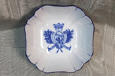 Coupe en faïence de Saint Clément signé de Gallé décor au blason de  Nancy ép. 19ème