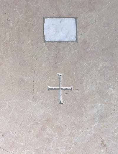  Pierre d’autel en marbre beige - XIXe