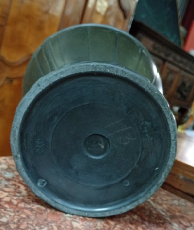 Paire de vases en terre cuite patinée – Style Art Nouveau – Vers 1900
