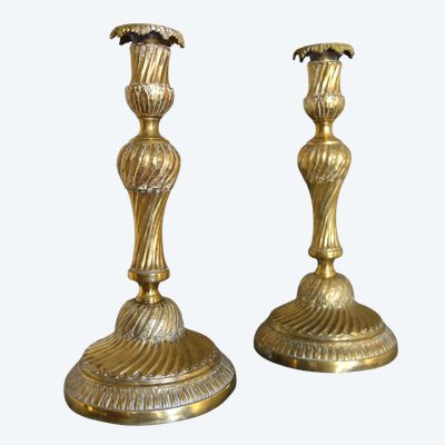Paire de bougeoirs / flambeaux d'époque Louis XVI en bronze ciselé - XVIIIe siècle