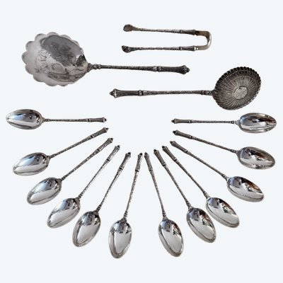 Servizio da dessert in argento massiccio con manici cesellati in stile naturalistico, XIX secolo.