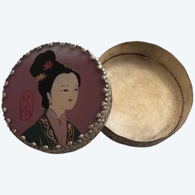 Portacipria o portapillole decorato con una lastra di vetro rovesciata, Cina, XX secolo.
