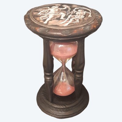 Clessidra con sabbia rosa