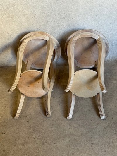 Paire de sellettes laquées crème
