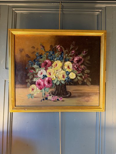 Zwei Blumensträuße in Blumenkörben