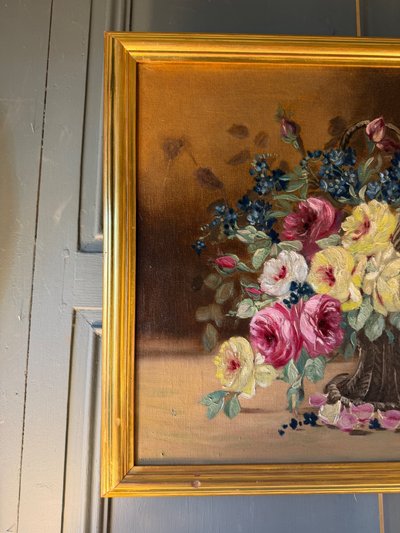Zwei Blumensträuße in Blumenkörben