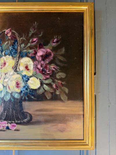 Zwei Blumensträuße in Blumenkörben