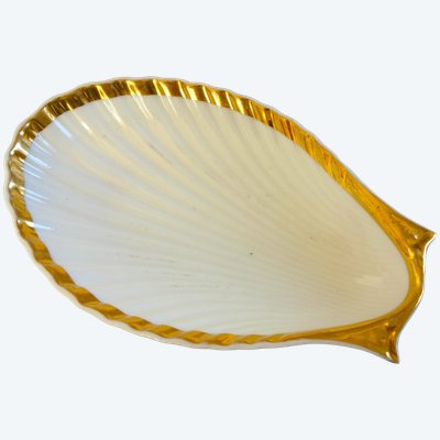 Butter dish or ramekin in the shape of a shell, made of Paris porcelain gilded with fine gold, Empire period