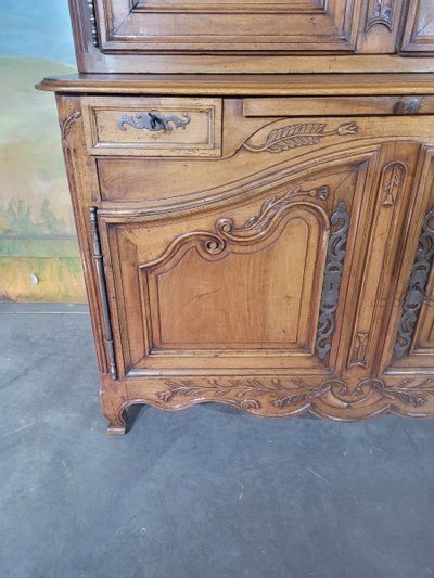 Zweiteiliges Louis-XV-Buffet mit Gendarmenhut