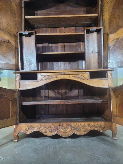 Zweiteiliges Louis-XV-Buffet mit Gendarmenhut