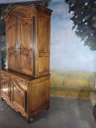 Zweiteiliges Louis-XV-Buffet mit Gendarmenhut