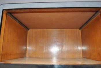 Hohes Sideboard Art Deco 1930 Kartusche aus massivem Ebenholz