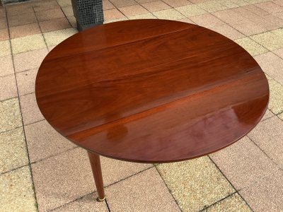 A mahogany dining table with two mahogany extensions