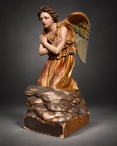 Grande scultura policroma e dorata raffigurante un angelo adorante su una nuvola, fine XIX secolo.