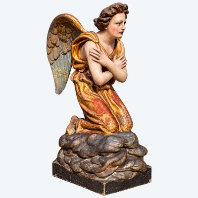 Grande scultura policroma e dorata raffigurante un angelo adorante su una nuvola, fine XIX secolo.