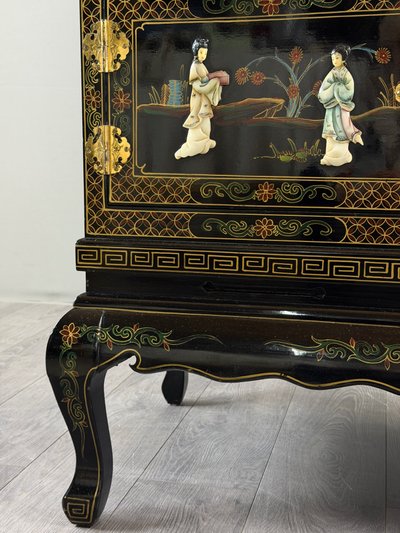 Chinesischer Schrank aus schwarz lackiertem Holz mit polychromer Verzierung, 20. Jahrhundert