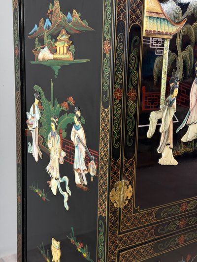Chinesischer Schrank aus schwarz lackiertem Holz mit polychromer Verzierung, 20. Jahrhundert