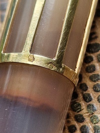 Fume cigarette art déco en agate et or massif emaillé Paris 1925  Coco Chanel