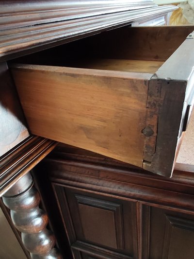 Louis XIII Nussbaum-Sideboard