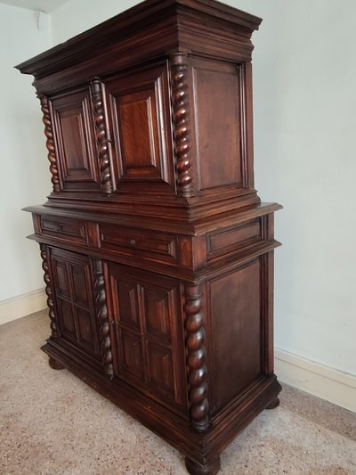 Louis XIII Nussbaum-Sideboard