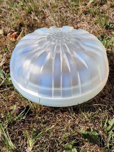 Opal-effect glass candy box by André Hunebelle, Art Deco, 1930, Chrysanthemum model