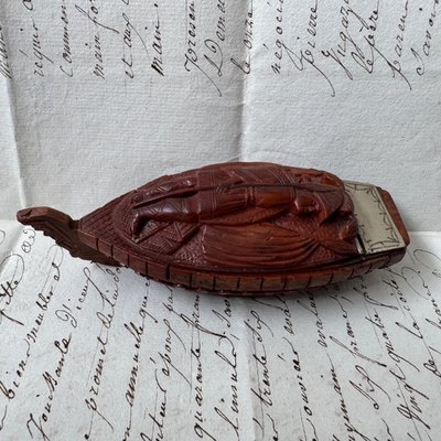 Tabatière corozo en forme de navire décor sculpté d'un empereur