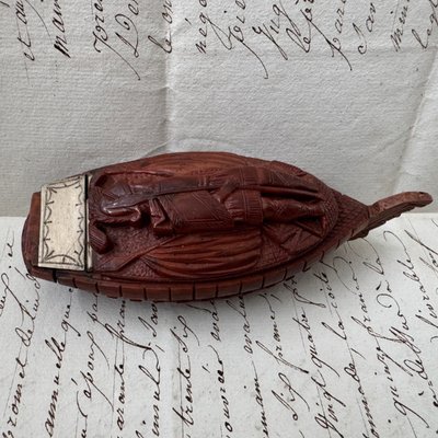 Tabatière corozo en forme de navire décor sculpté d'un empereur