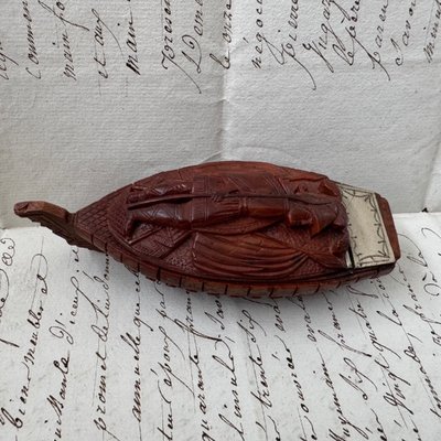 Tabatière corozo en forme de navire décor sculpté d'un empereur