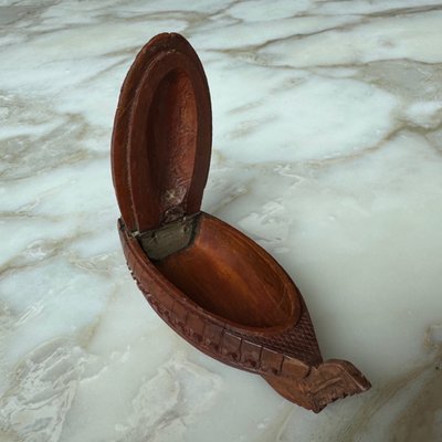 Tabatière corozo en forme de navire décor sculpté d'un empereur