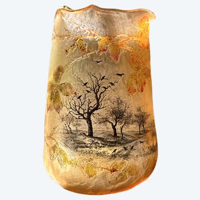 Vaso Daum con corvi, realizzato nel 1895.