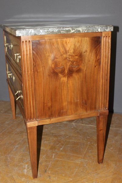 Comò in noce in stile Luigi XVI, fine XVIII secolo