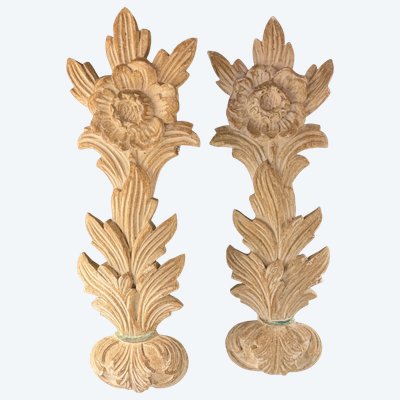 Coppia di elementi decorativi in legno dipinto e intagliato