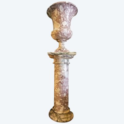 Vase Médicis sur colonne en marbre, milieu XXème siècle