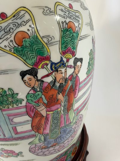 Grande lampe en porcelaine chinoise à décor famille rose – XXᵉ siècle