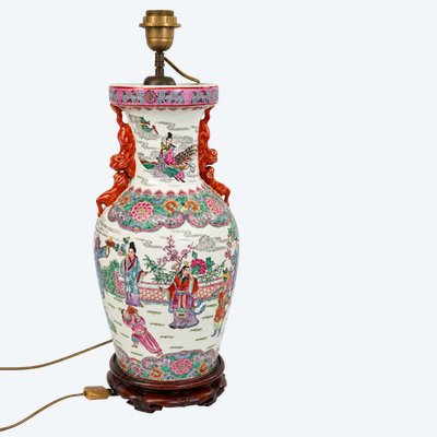 Grande lampe en porcelaine chinoise à décor famille rose – XXᵉ siècle