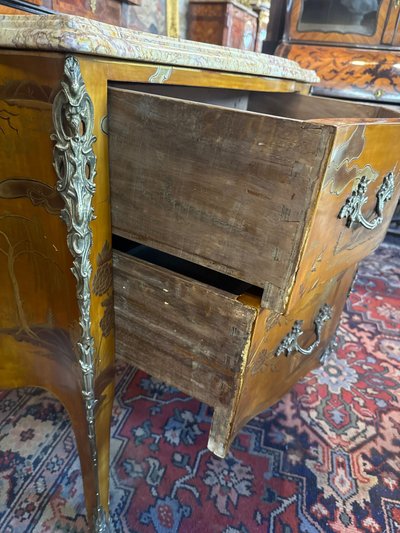 COMMODE  DE STYLE LOUS XV EN LAQUE DE CHINE