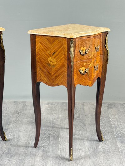 Coppia di comodini in stile Luigi XV in legno intarsiato e marmo, XX secolo