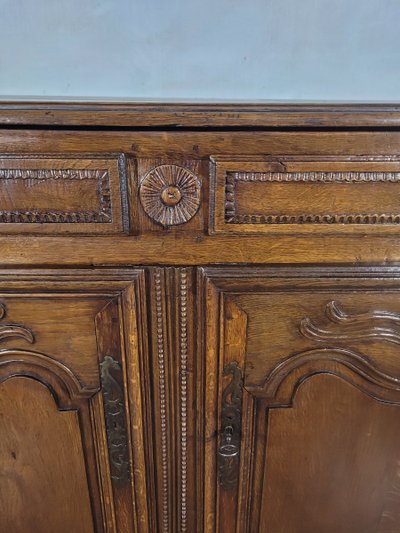 Geschnitztes Sideboard aus massiver Eiche