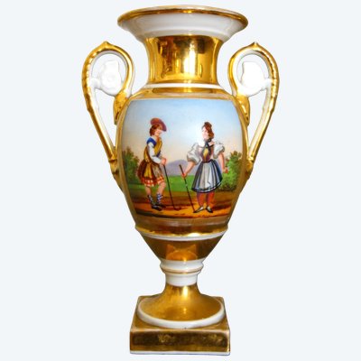 Vaso in stile Impero in porcellana di Parigi, dorato con oro zecchino, raffigurante una coppia di scozzesi che giocano a golf