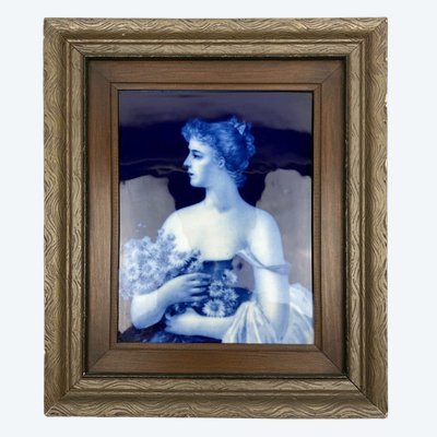 Tavola in porcellana dipinta – Giovane donna con un mazzo di fiori – Fine XIX secolo / XX secolo
