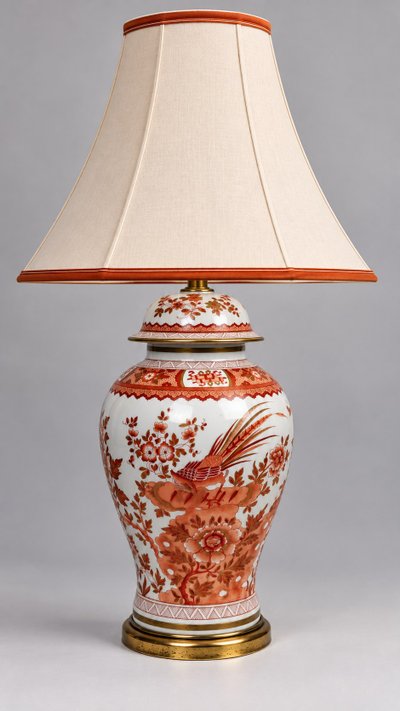 Grande lampada a vaso ricoperta in porcellana, decorata in rosso ferro e oro, Cina o Giappone, fine del XIX secolo