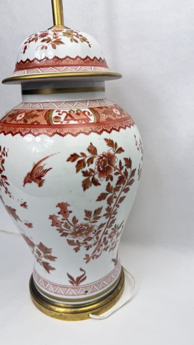 Grande lampada a vaso ricoperta in porcellana, decorata in rosso ferro e oro, Cina o Giappone, fine del XIX secolo