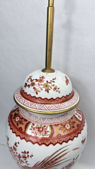 Grande lampada a vaso ricoperta in porcellana, decorata in rosso ferro e oro, Cina o Giappone, fine del XIX secolo