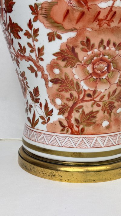 Grande lampada a vaso ricoperta in porcellana, decorata in rosso ferro e oro, Cina o Giappone, fine del XIX secolo