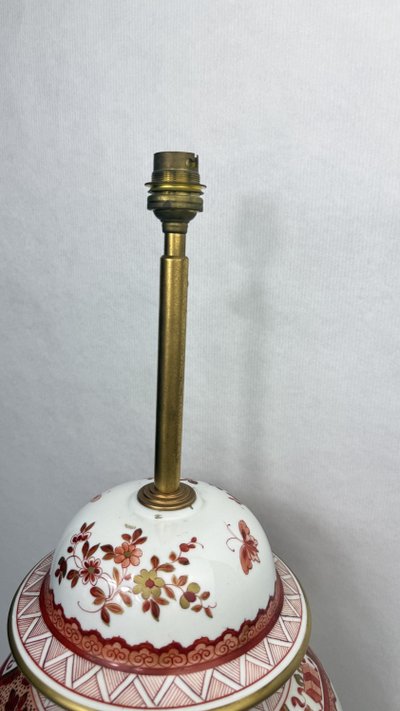 Grande lampada a vaso ricoperta in porcellana, decorata in rosso ferro e oro, Cina o Giappone, fine del XIX secolo