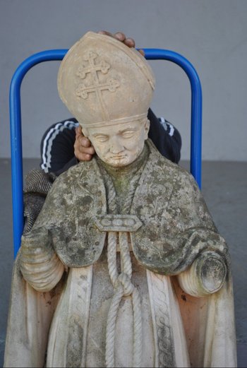 Alte Steinstatue päpstliche Repräsentation