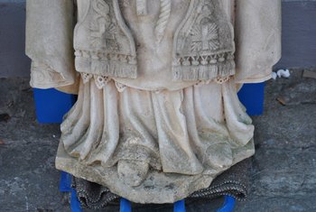 Alte Steinstatue päpstliche Repräsentation