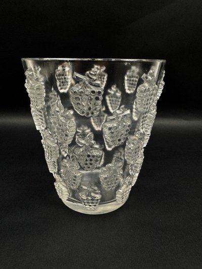 Vase René Lalique modèle "Malaga", verre moulé pressé, vers 1937