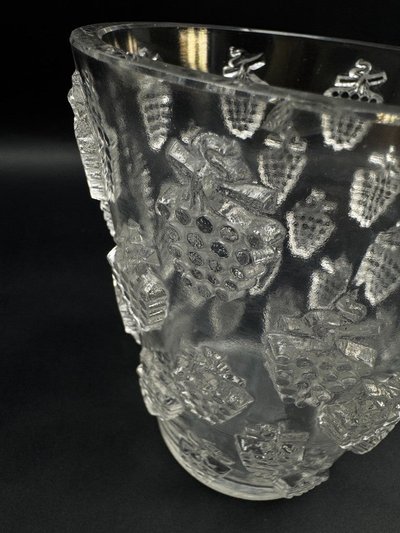 Vase René Lalique modèle "Malaga", verre moulé pressé, vers 1937